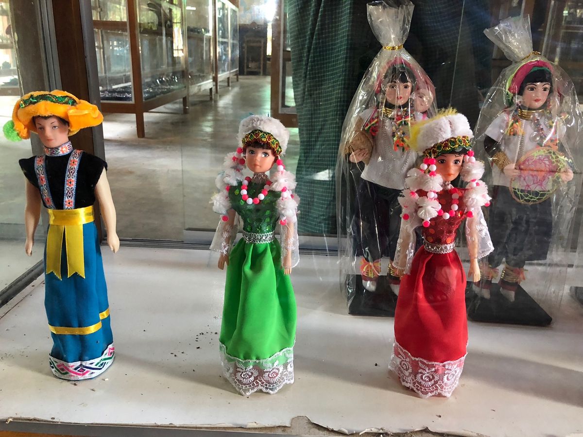 ミンナントゥー村のお土産ショップ
村のお兄さんが製作中だった