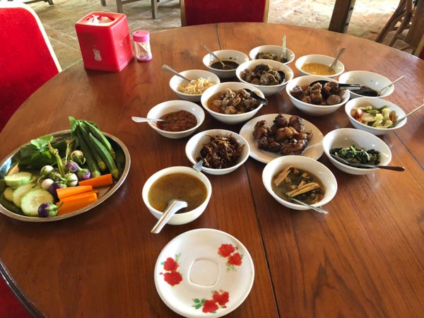 ミャンマー・ヤンゴン「ミャンマーの民族衣装ロンジーを楽しんだ旅」の写真：ランチで食べたお店
美味しそうに見えるん...