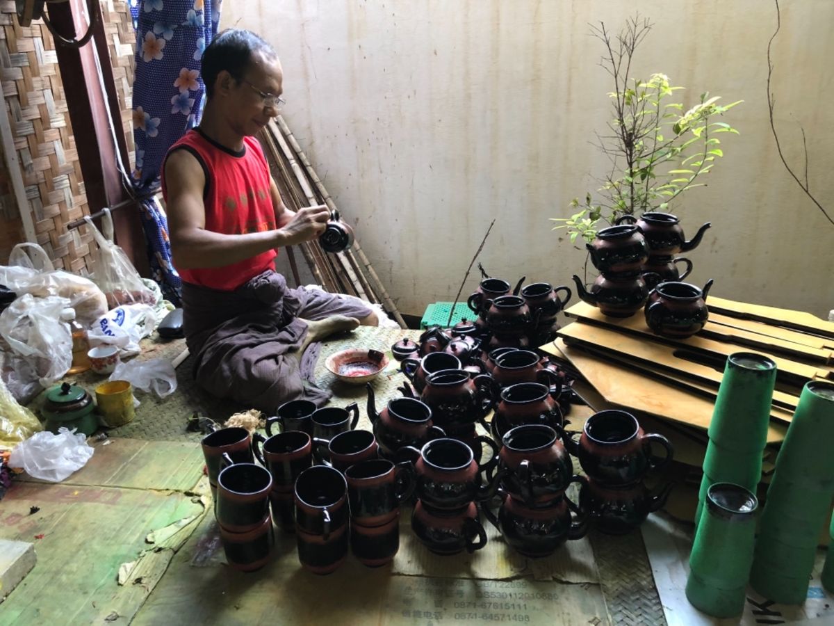 Mya Thit Sar

漆器工房の見学
親族達で運営してるって言ってた...