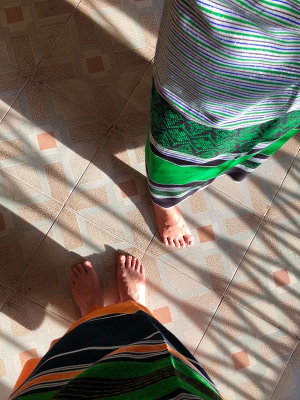 ミャンマー・ヤンゴン「ミャンマーの民族衣装ロンジーを楽しんだ旅」の写真：どこかのパゴダ

床のタイルが部屋ごとに...