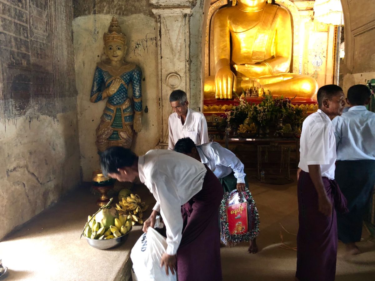 Lemyethna လေးမျက်နှာ ဂူဘုရား

正面から仏像を...