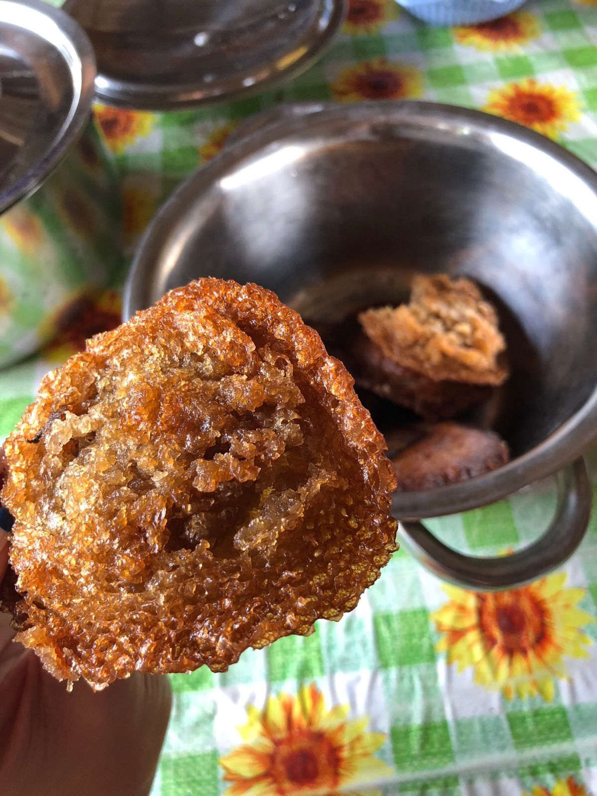 ミャンマーのオヤツをご馳走になったよ
パリパリしたやつのほうが好みだった！