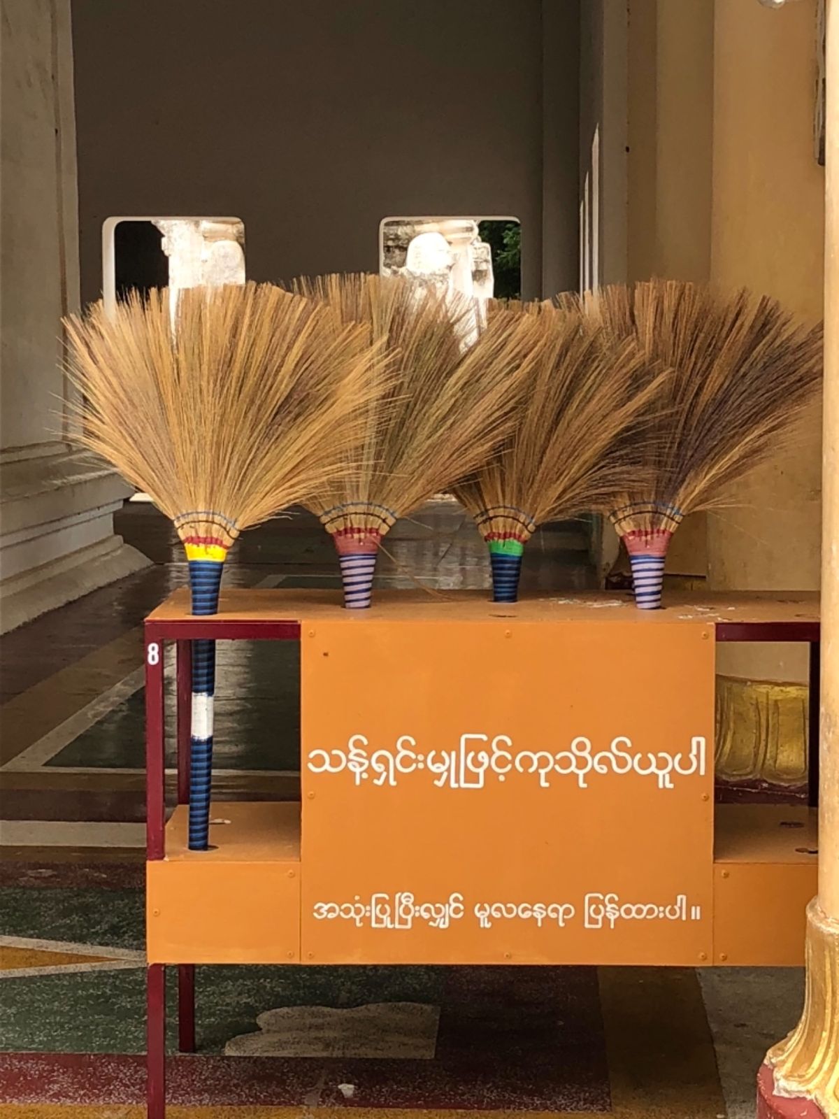 シュエズィーゴン・パゴダ
箒は何に使われるのかな？