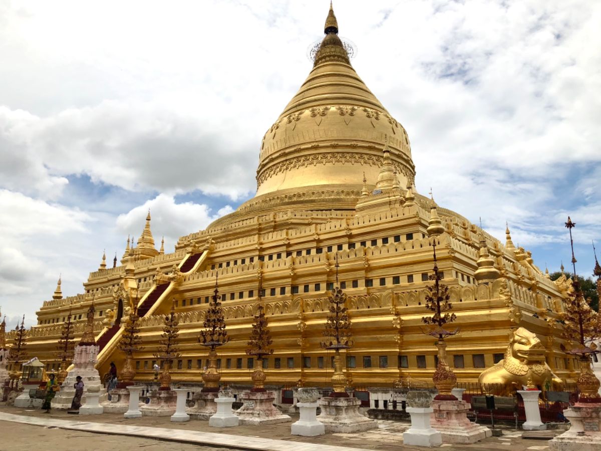 シュエズィーゴン・パゴダ
箒は何に使われるのかな？