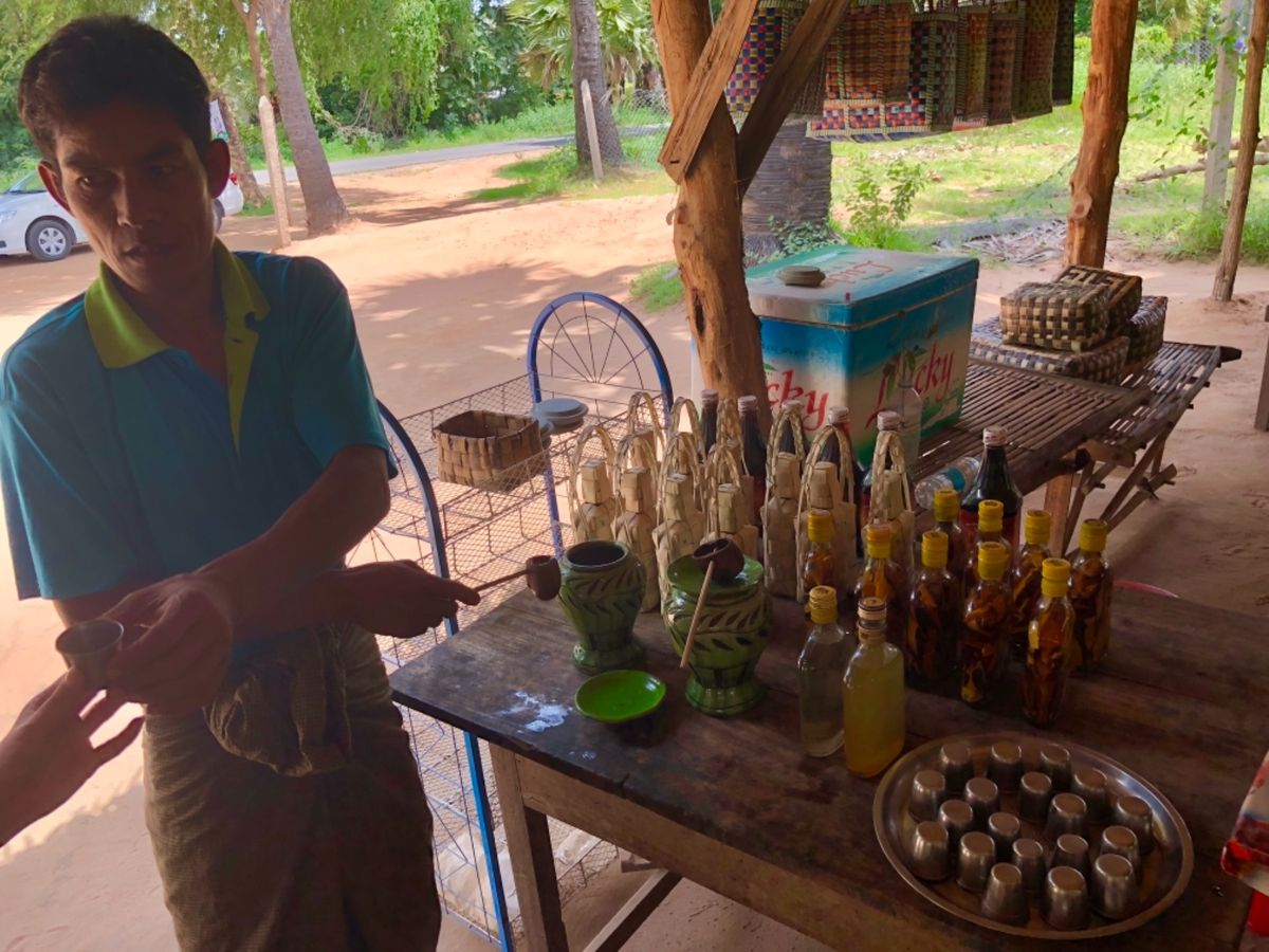 詳しいことは忘れたけど
バガンのココナッツでお酒を作ってるところ
結構度数...