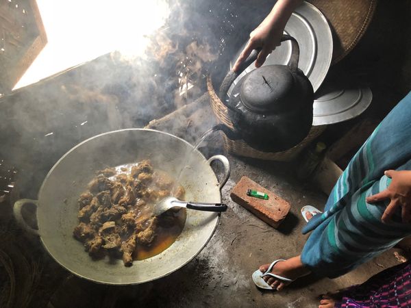ミャンマー・ヤンゴン「ミャンマーの民族衣装ロンジーを楽しんだ旅」の写真：ミンナントゥー村

お料理作ってるところ...