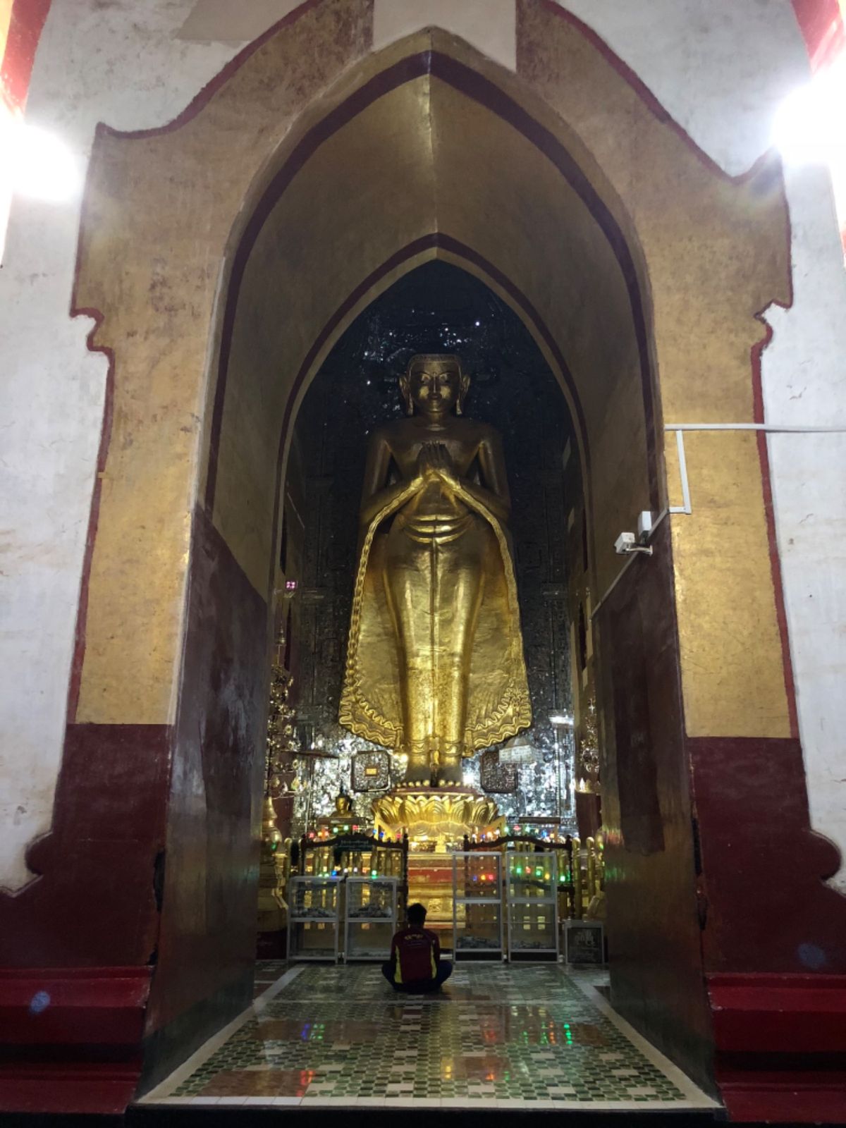 ANANDA PHAYA

各方角で微妙に顔が違う仏像たち