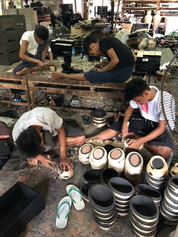 ミャンマー・ヤンゴン「ミャンマーの民族衣装ロンジーを楽しんだ旅」の写真：Mya Thit Sar

絵付けが細か...