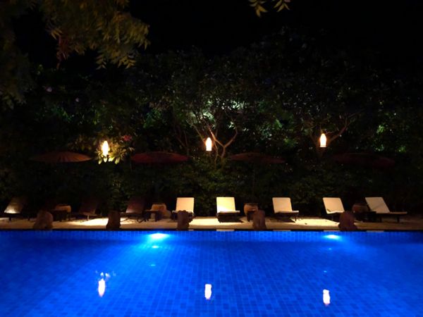 ミャンマー・ヤンゴン「ミャンマーの民族衣装ロンジーを楽しんだ旅」の写真：オシャレなプールサイドでスムージー🍹
東...