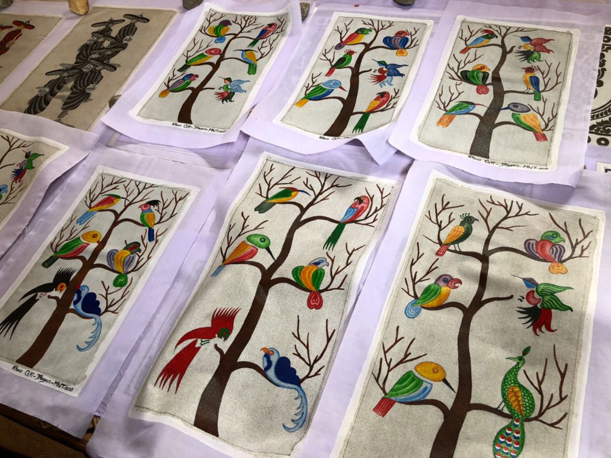 ミャンマーで有名な砂絵
布に描かれてるから折れ曲がっても大丈夫で
観光客で...