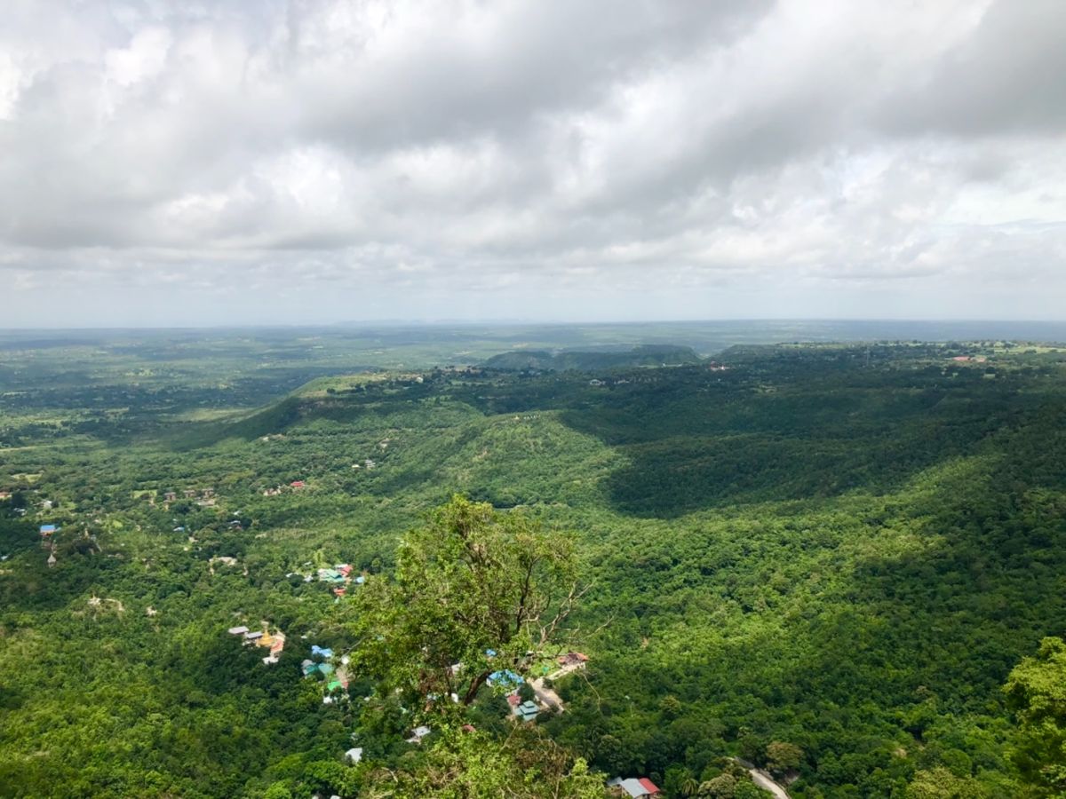 ポッパ山 ပုပ္ပားတောင်

登るときの階段はなかなかの急勾配💦
...