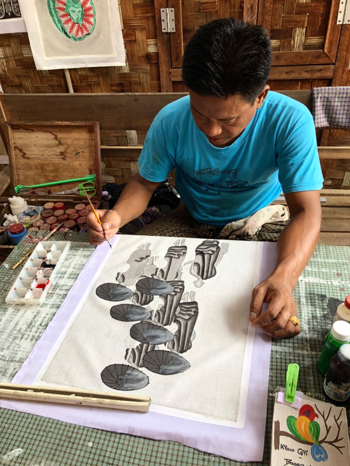 ミャンマーで有名な砂絵
布に描かれてるから折れ曲がっても大丈夫で
観光客で...