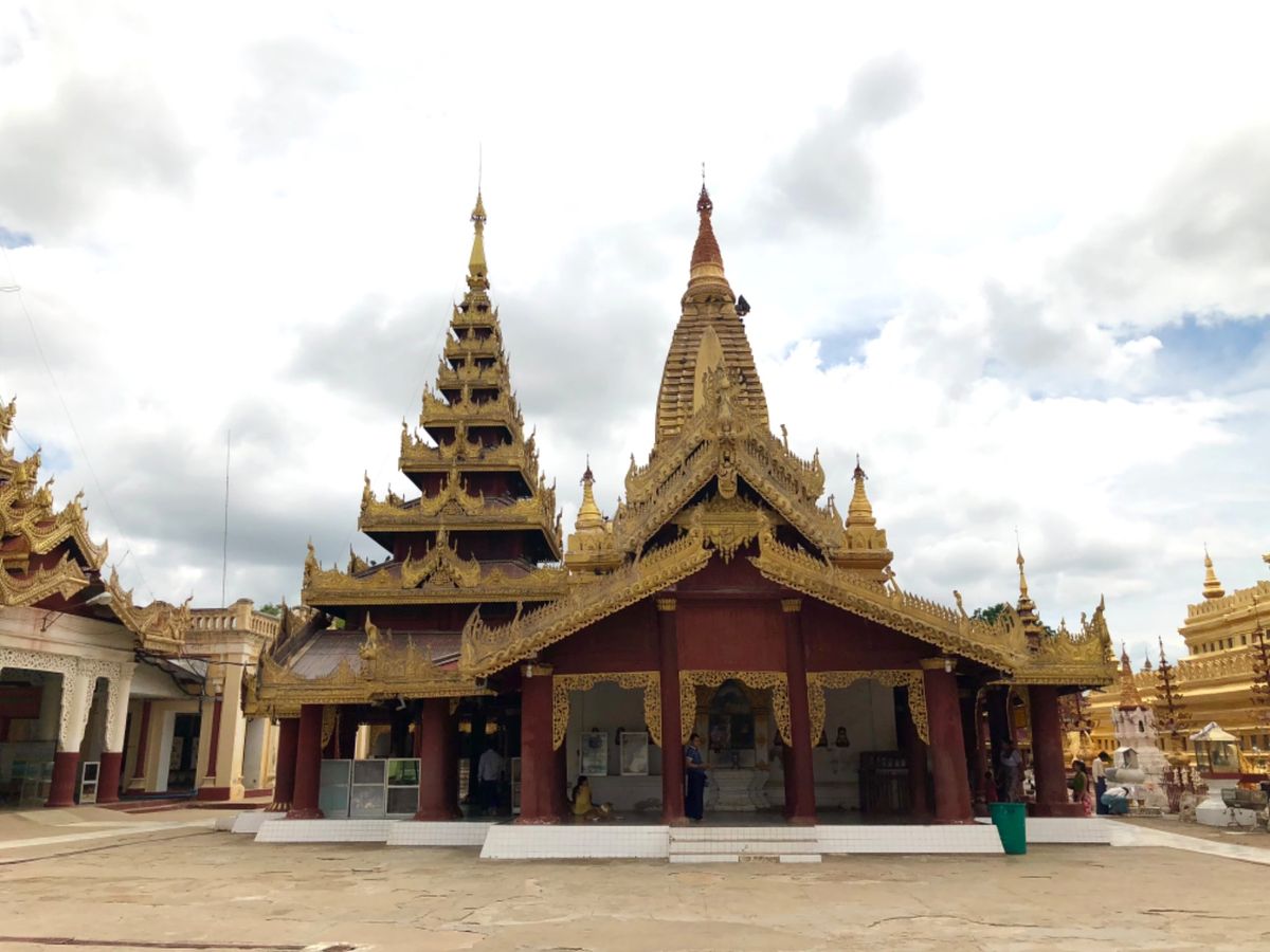 シュエズィーゴン・パゴダ
箒は何に使われるのかな？