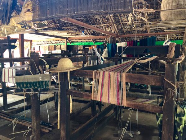 ミャンマー・ヤンゴン「ミャンマーの民族衣装ロンジーを楽しんだ旅」の写真：ミンナントゥー村

織物で有名な村で
ミ...