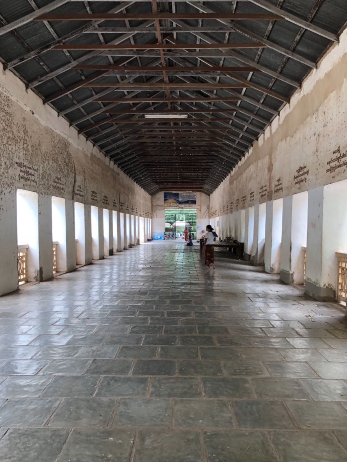 シュエズィーゴン・パゴダ
箒は何に使われるのかな？