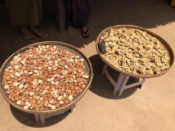 ミャンマー・ヤンゴン「ミャンマーの民族衣装ロンジーを楽しんだ旅」の写真：よその国の家の中見学するの
なんか好きや...