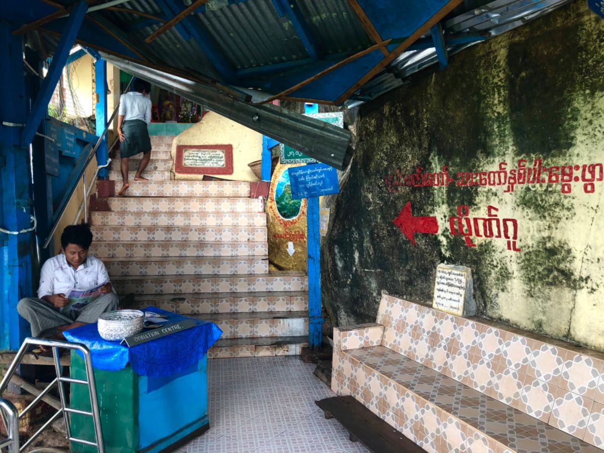 ポッパ山 ပုပ္ပားတောင်

登るときの階段はなかなかの急勾配💦
...