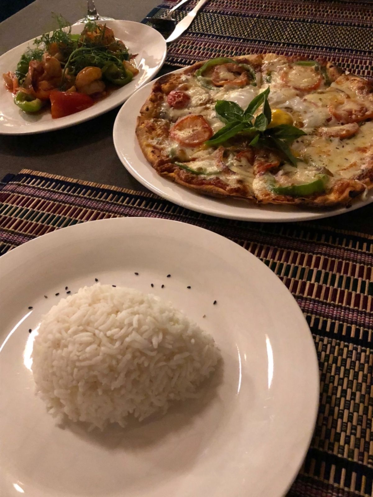 スプリング ロッジ インレー Spring Lodge Inle　

中に...