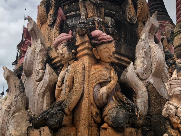 ミャンマー・ヤンゴン「ミャンマーの民族衣装ロンジーを楽しんだ旅」の写真：近づいて見てみると
かなりユニークなお顔...