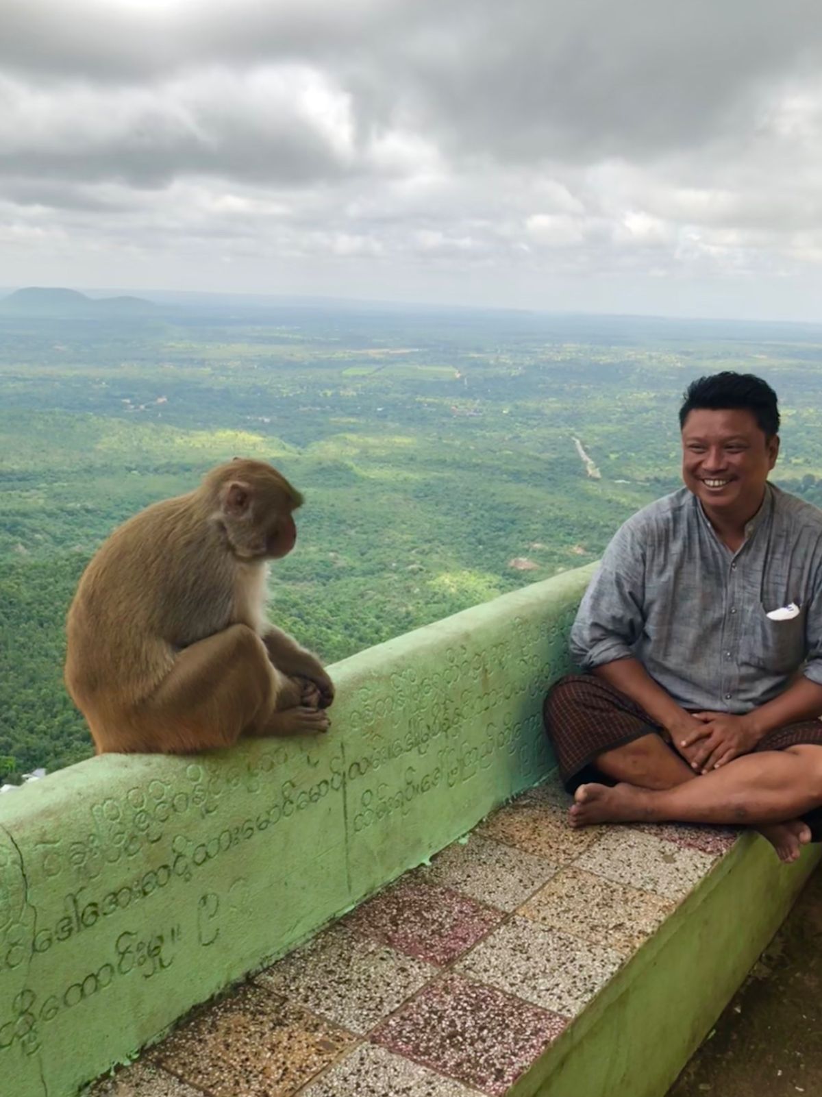 ポッパ山 ပုပ္ပားတောင်の山頂にはお猿がたくさん
でも危ないから...