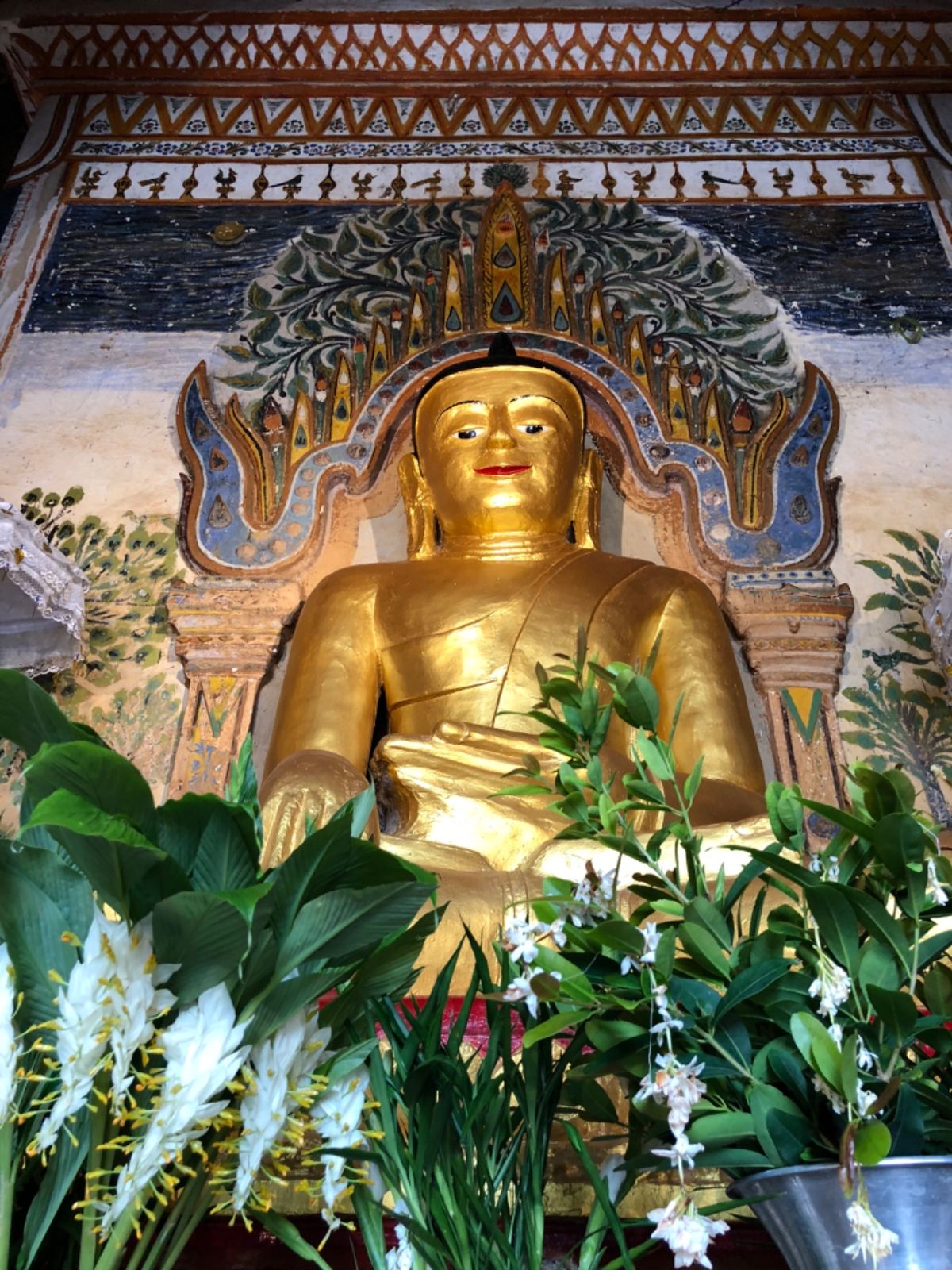 Lemyethna လေးမျက်နှာ ဂူဘုရား

正面から仏像を...