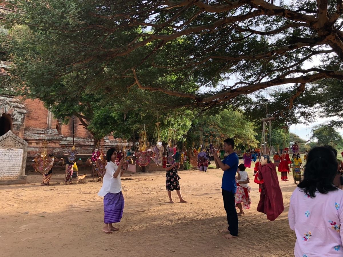 バガンのどこかのパゴダ

パゴダの前の木にすごい数の人形が吊るされてた😳