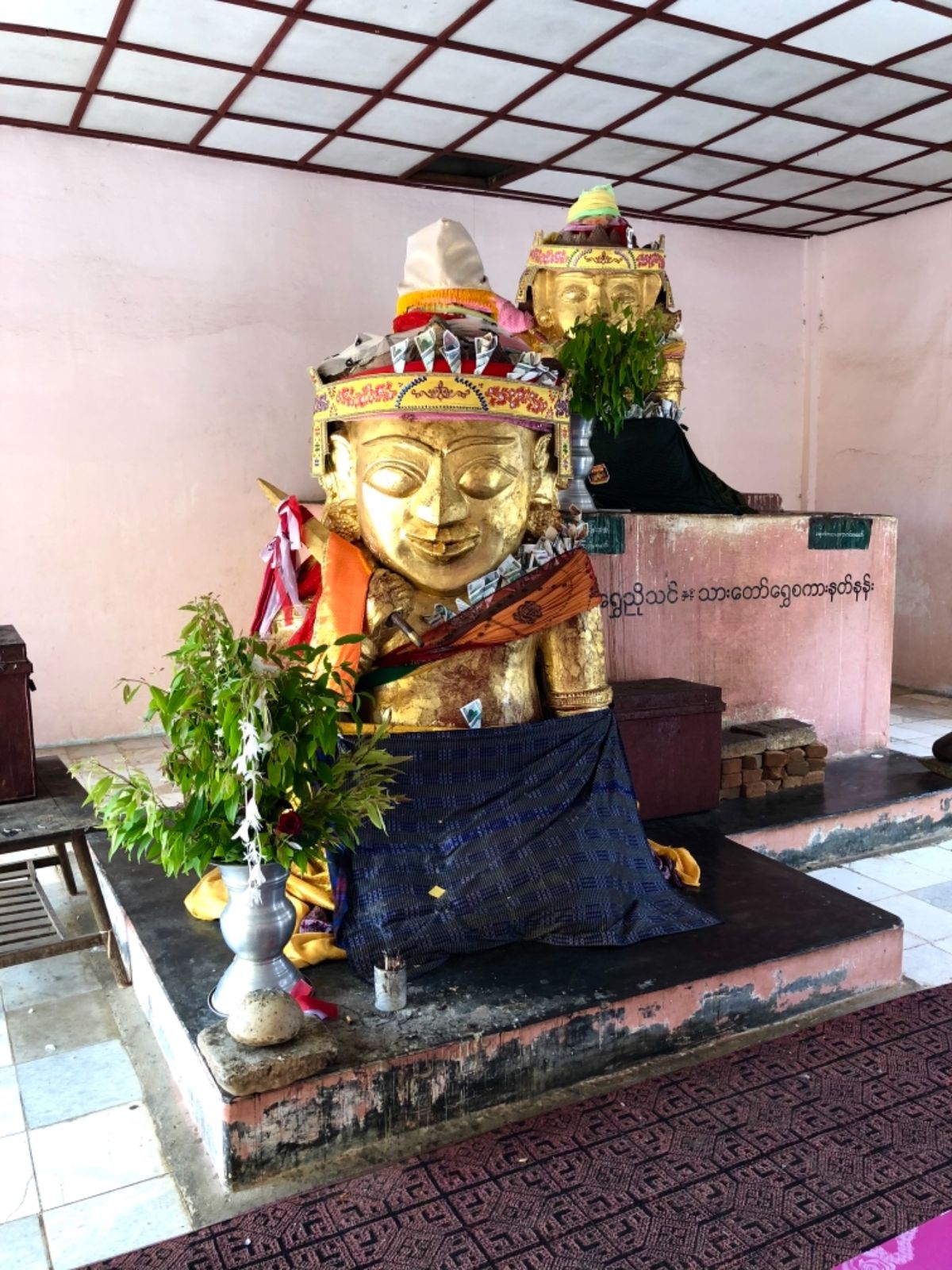 シュエズィーゴン・パゴダ
タイのお寺みたいな金ピカ！
仏像？までミャンマー...