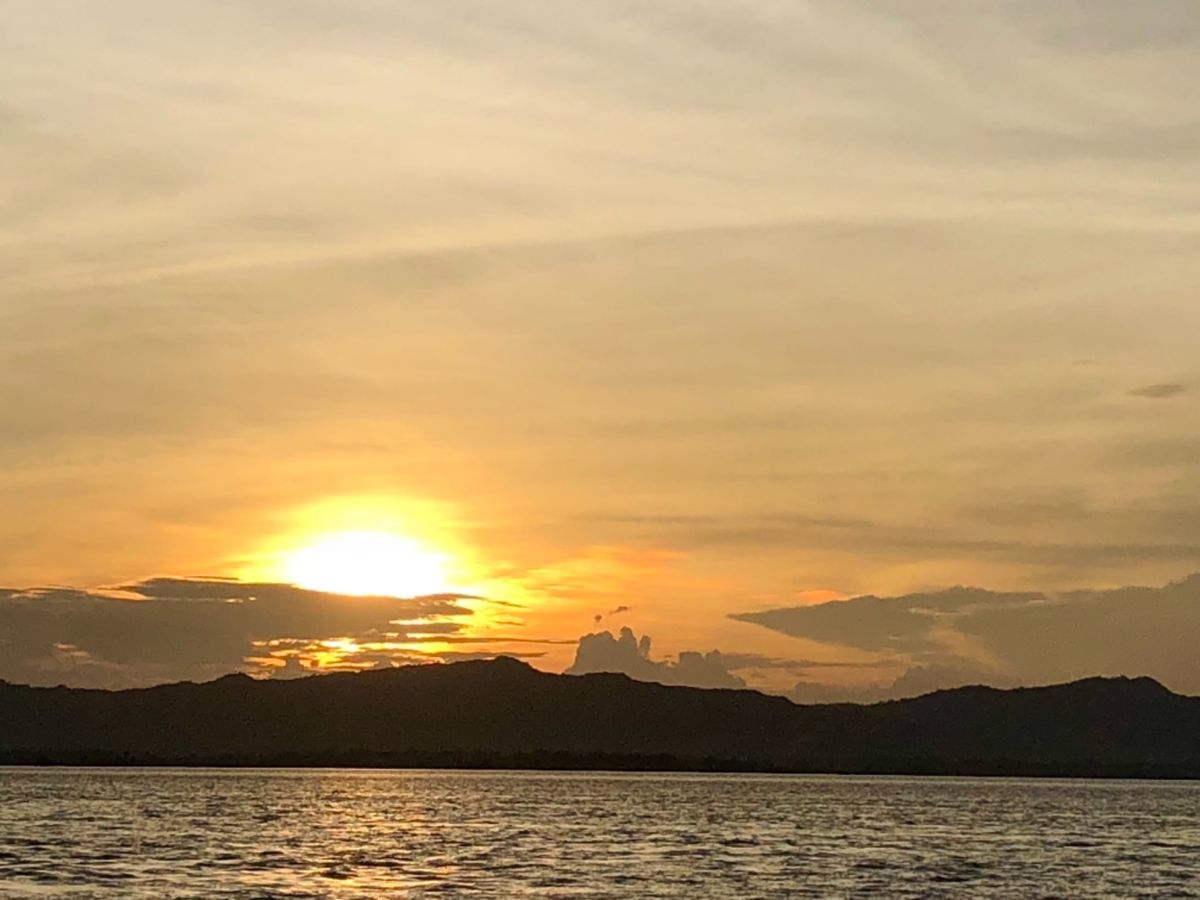 バガンの夕陽はかなり期待していたんだけど
この日は残念ながら若干の曇り

...