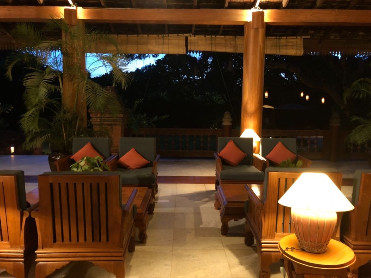 ザ ホテル@タラバー ゲートのエントランスと中庭はオシャレだった〜

トイ...