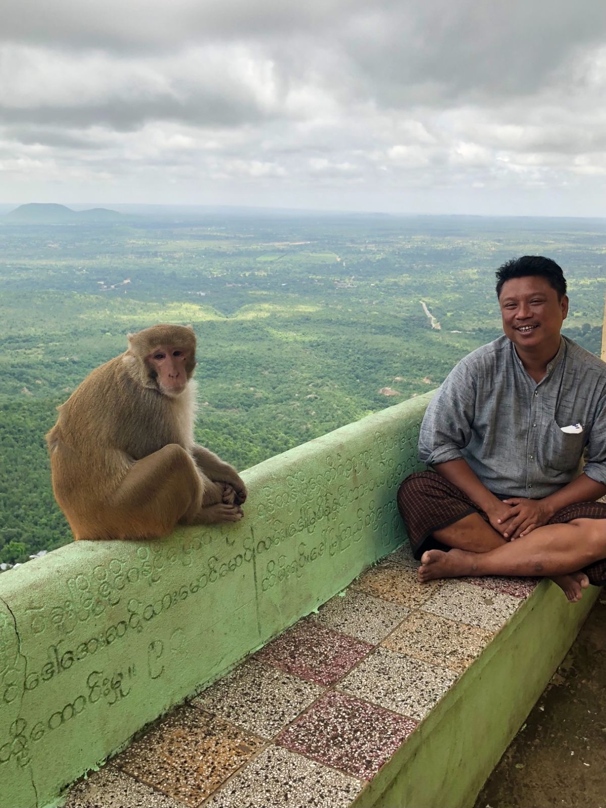 ポッパ山 ပုပ္ပားတောင်の山頂にはお猿がたくさん
でも危ないから...