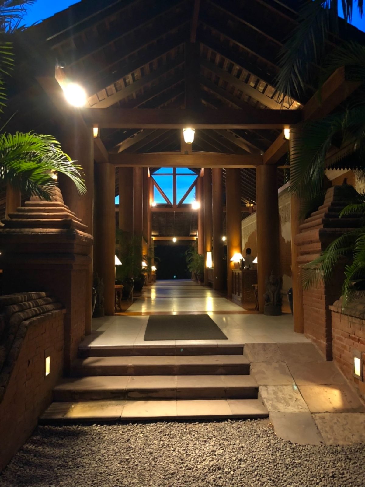 ザ ホテル@タラバー ゲートのエントランスと中庭はオシャレだった〜

トイ...