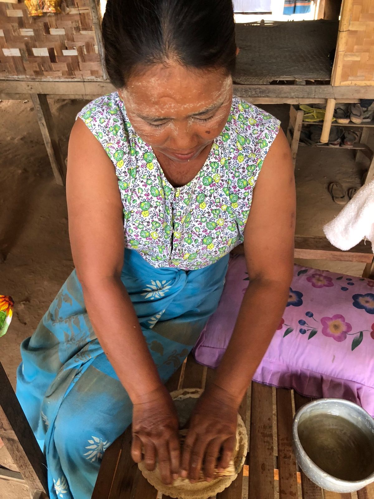 ミャンマーのオヤツをご馳走になったよ
パリパリしたやつのほうが好みだった！