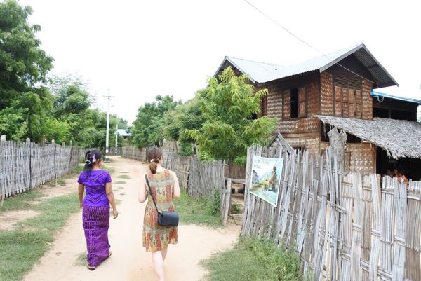 ミャンマー・ヤンゴン「ミャンマーの民族衣装ロンジーを楽しんだ旅」の写真：ミンナントゥー村

村のお姉さんが案内し...