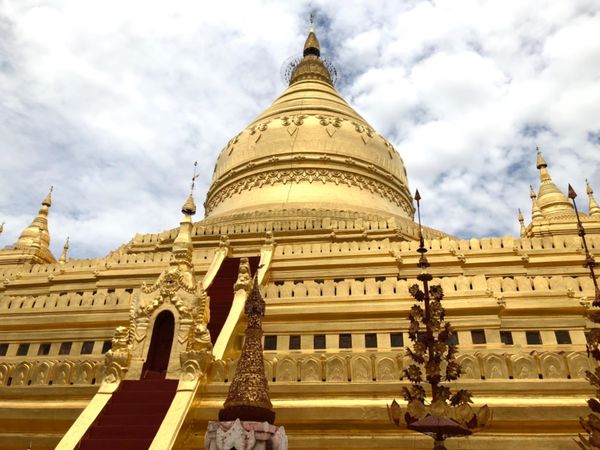 ミャンマー・ヤンゴン「ミャンマーの民族衣装ロンジーを楽しんだ旅」の写真：シュエズィーゴン・パゴダ
タイのお寺みた...