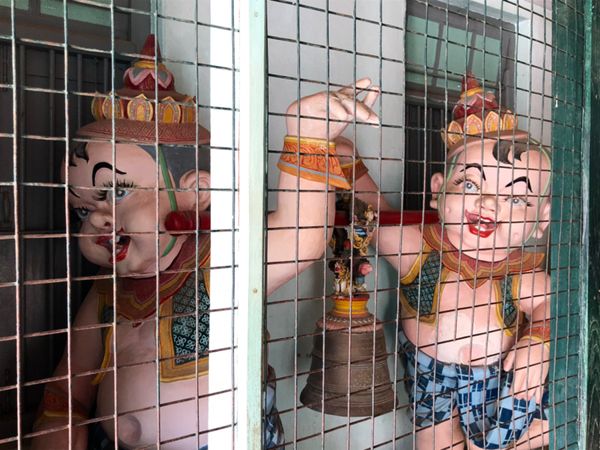 ミャンマー・ヤンゴン「ミャンマーの民族衣装ロンジーを楽しんだ旅」の写真：なんだか一癖ある像がたくさんある
シュエ...