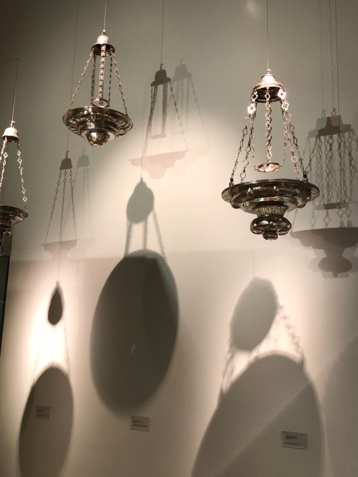 フランツ・マイヤー博物館

影が白壁にいくつも連なってアートのように見える...