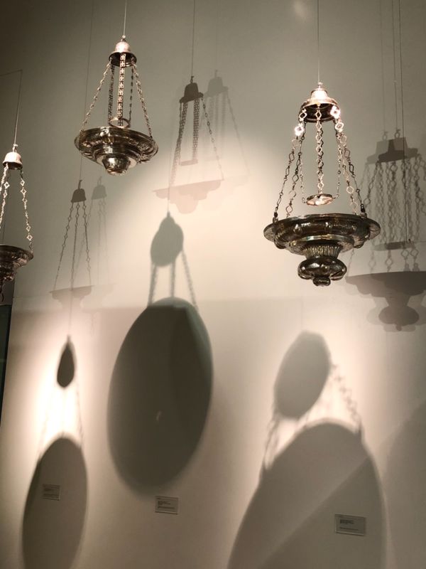 メキシコ・グアナファト「メキシコシティの周辺都市へ！！」の写真：フランツ・マイヤー博物館

影が白壁にい...