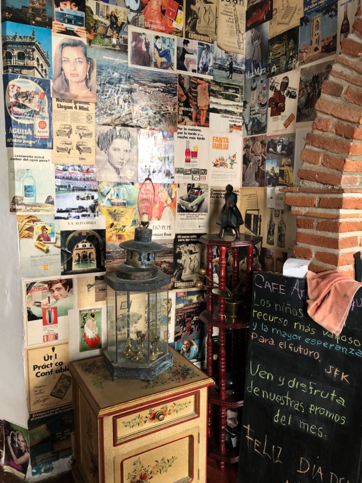 Café Art & Antiquesの店内はとにかくオシャレ！！
雑誌の...