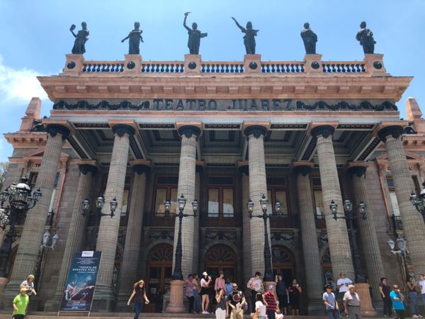 メキシコ・グアナファト「メキシコシティの周辺都市へ！！」の写真：グアナファトの街歩き
カラフルな街並みが...