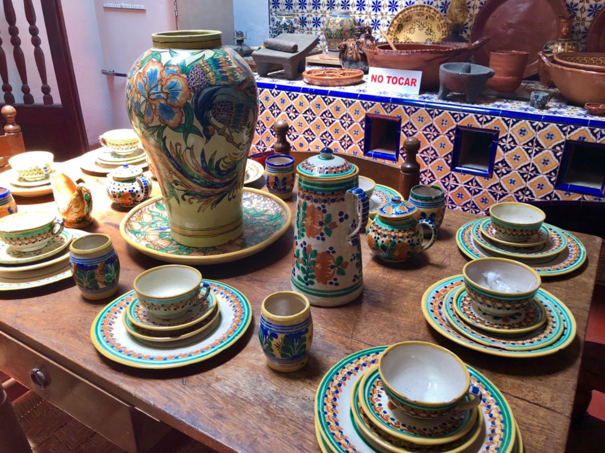 Museo Casa Figueroa

キッチンにはタラバラ焼とカラフル...