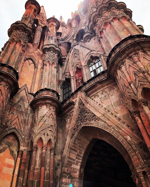 メキシコ・グアナファト「メキシコシティの周辺都市へ！！」の写真：サン・ミゲル・アルカンヘン教会

赤色の...