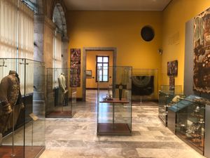 Chapultepec Castle

黄色の壁の展示室って珍しい！
けど...