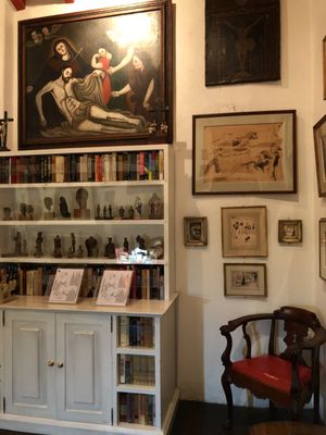 Robert Brady Museum

部屋のあちこちに置いてある人形た...