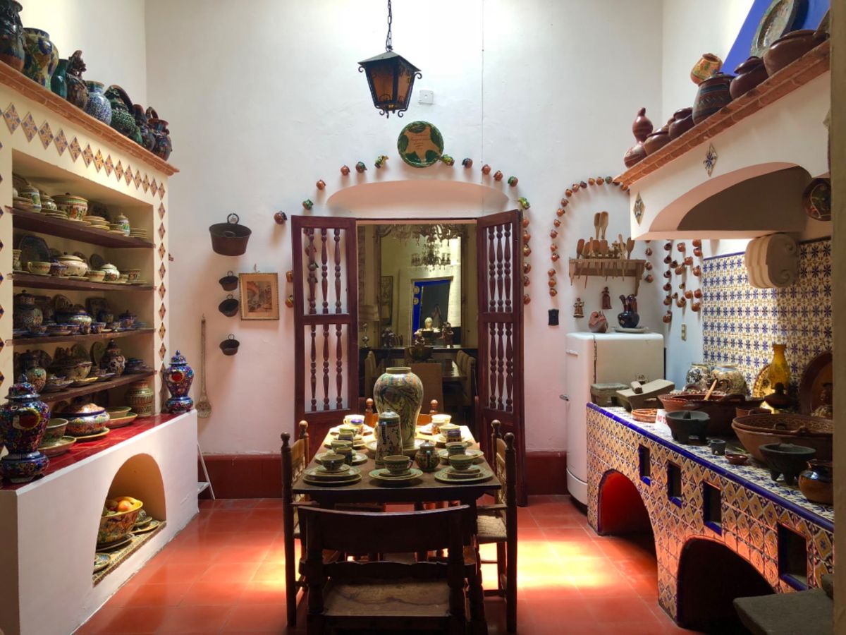 Museo Casa Figueroa

キッチンにはタラバラ焼とカラフル...