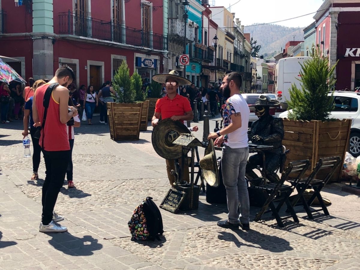 ディエゴの家は残念ながら閉まってた

カラフルなヒラヒラの旗、
大ヒットし...