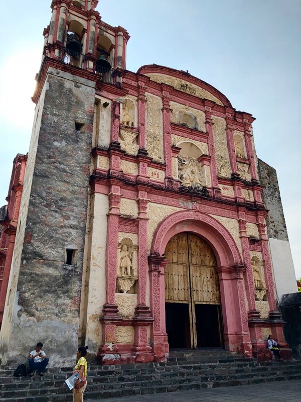 メキシコ・グアナファト「メキシコシティの周辺都市へ！！」の写真：クエルナバカのカテドラル

ホテルやカフ...