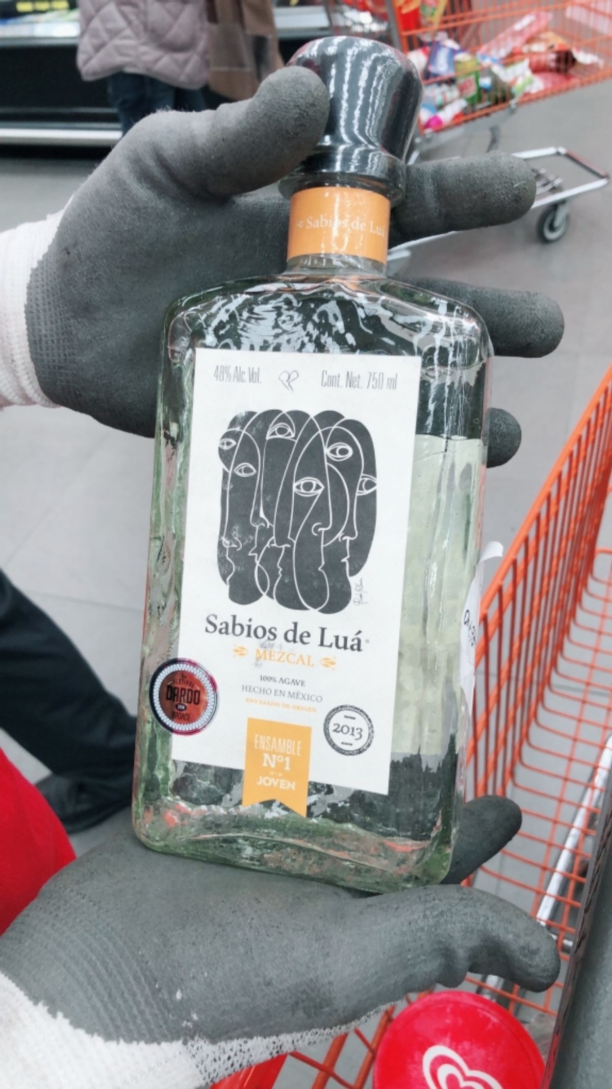 家に帰る時におつかい頼まれて
スーパーでメスカルを探してたんだけど
なかな...