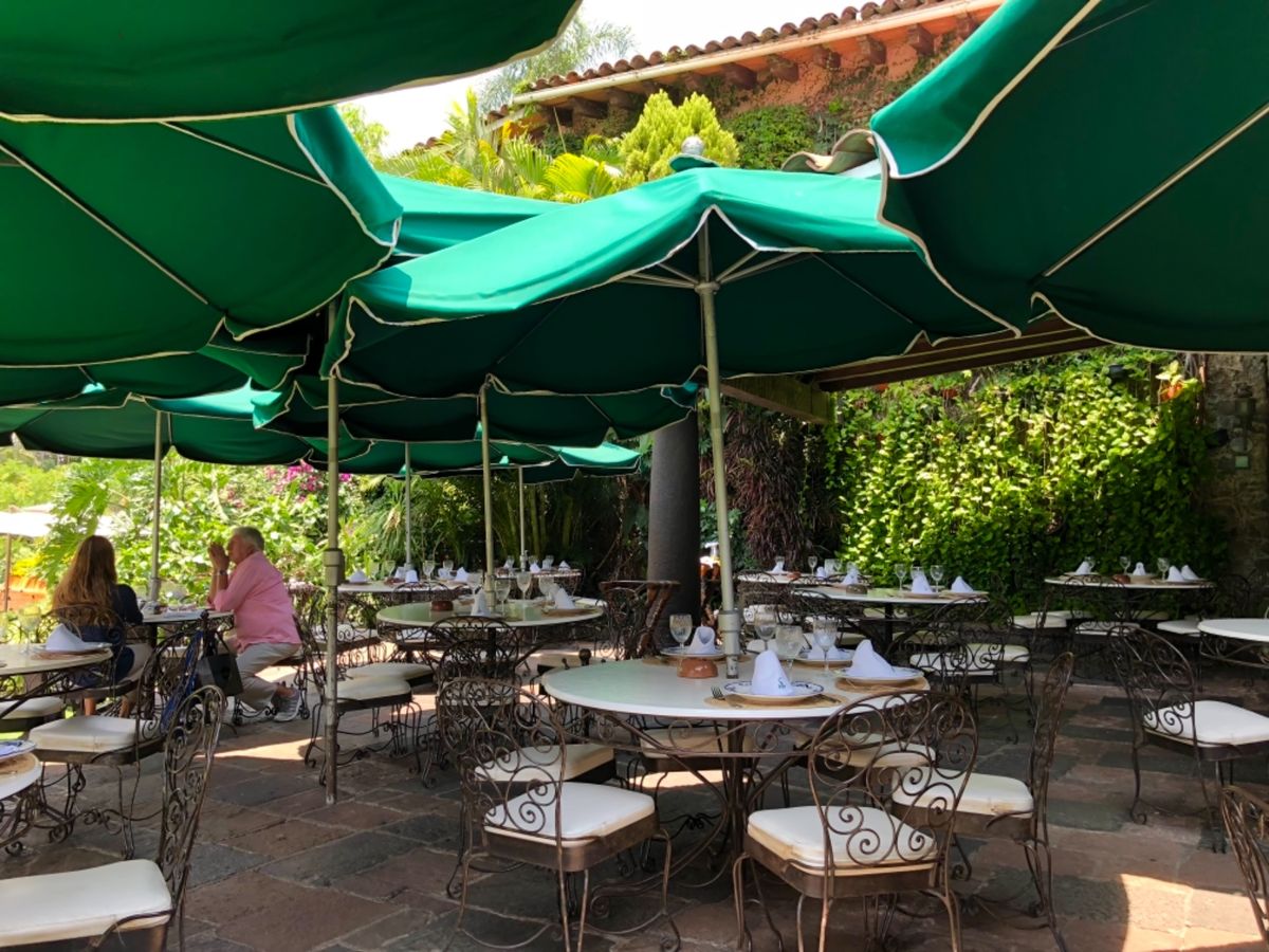 Las Mañanitasのランチ

お食事スペースは庭のテラス
スタッフ...