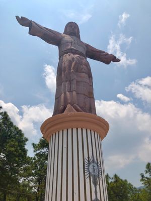 丘の上から見たタスコの町
メキシコの丘の上って大きな像建ちがち