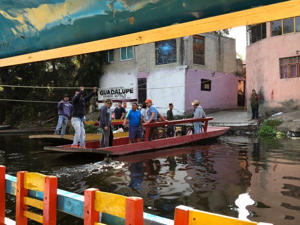 メキシコ・グアナファト「メキシコシティの周辺都市へ！！」の写真：ソチミルコの地元の人達が川を横断する様子...